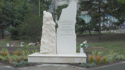 Издигнаха паметник на двамата полицаи от Бургас които загинаха в