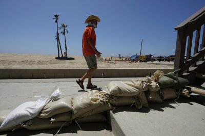 Калифорния се подготвя за урагана Хилъри