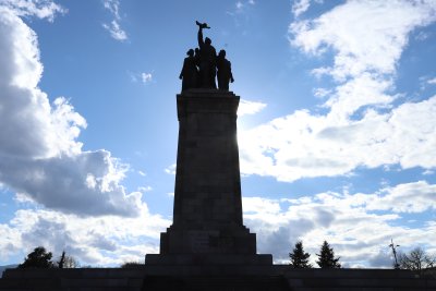 Паметникът на Съветската армия няма да бъде преместен тази година, съобщават от Областната администрация