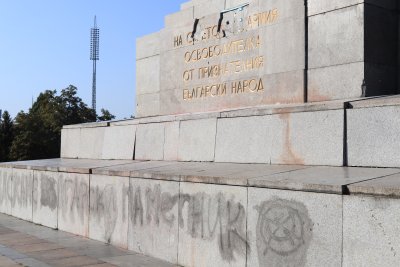 Хвърляни димки и нови щети по Паметника на съветската армия в София