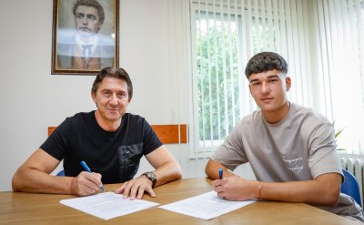 Юношите на Левски Никола Бандев и Виктор Любенов подписаха професионални