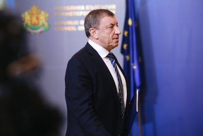 Премиерът Николай Денков категорично отрече твърденията че Алексей Петров стои