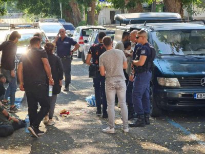 Полицията залови 28 нелегални мигранти в Бургас Те били превозвани