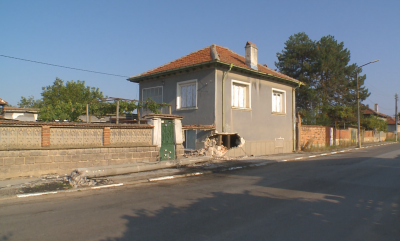 Трактор събори стената на къща в пловдивското село Чоба и