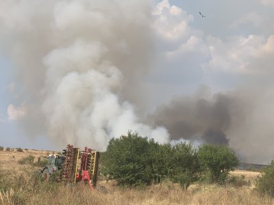 Голям пожар между хисарските села Паничери и Старо Железаре (СНИМКИ И ВИДЕО)