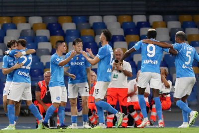 Шампионът Наполи победи с 2:0 Сасуоло, Лацио с домакинско поражение с 0:1 от новака в Серия "А" Дженоа