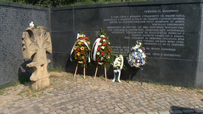 Пред паметника на загиналите по време на комунизма се събраха