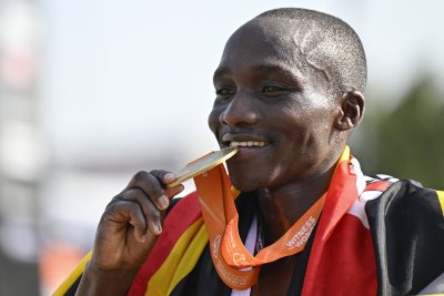 Виктор Киплангат от Уганда спечели титлата в маратона за мъже