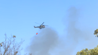 Военен хеликоптер се включи в гасенето на пожара между Казанлък
