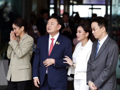 След 15 години в изгнание бившият премиер на Тайланд Шинаватра се завърна у дома и беше осъден
