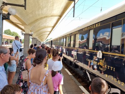 Десетки русенци посрещнаха "Ориент Експрес" на Централната жп гара в града