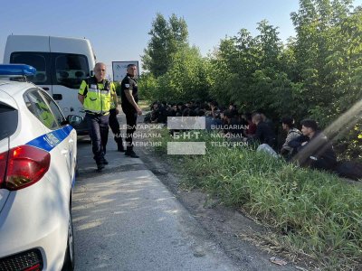 34 нелегални мигранти са задържани на входа на София Те са
