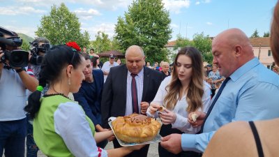 В Крепча посрещнаха шахматистката Нургюл Салимова като победител