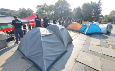 Изведоха хората от палатковия лагер пред Паметника на Съветската армия