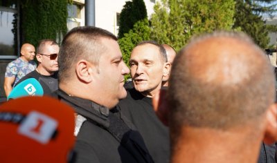 Васил Божков е задържан за 72 часа след кацането си