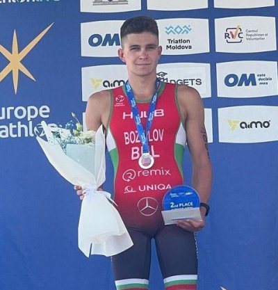 Александър Божилов спечели сребърен медал в турнира от Европейската купа по триатлон за младежи в Кишинев