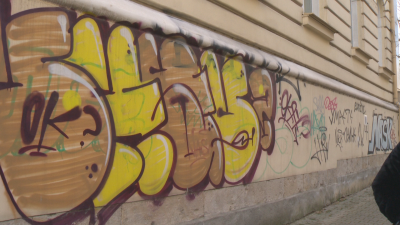 Екипи на Столичната община почистват безплатно частни жилищни сгради от графити