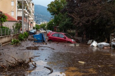 Хеликоптери се включиха в спасителните акции след наводненията в Гърция