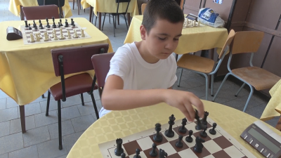 Нургюл Салимова се превърна в идол за деца шахматисти на национален турнир