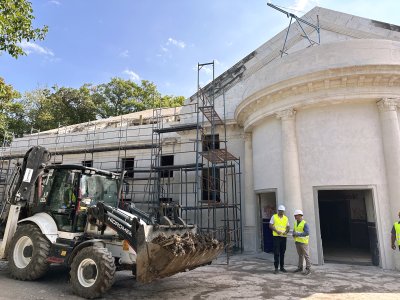 Продължава реставрацията на минералната баня в „Овча купел“ (Снимки)