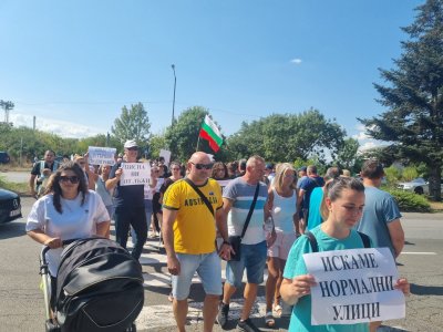 Жители на два бургаски квартала блокираха движението по ключов път