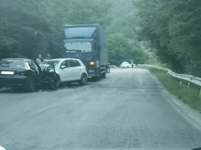 Катастрофа между джип и лек автомобил на главния път между