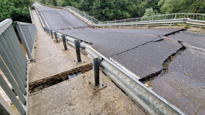 Мостът на пътя Царево Синеморец е срутен в аварийно състояние