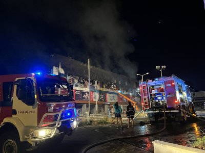 Голям пожар в търговски център в Гоце Делчев (СНИМКИ/ВИДЕО)