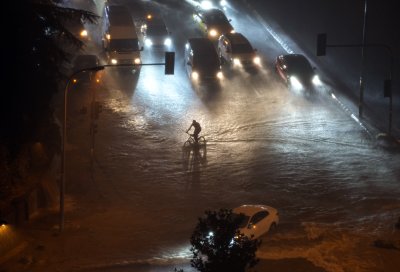 Двама души са загинали при наводнението в Турция