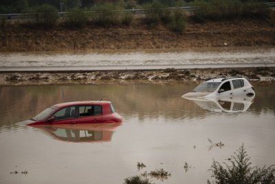 Три жертви и трима души са в неизвестност след проливните дъждове в Испания