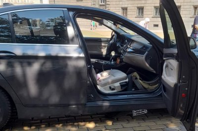 Решетка на канал проби купето на преминаваща пред Президентството кола