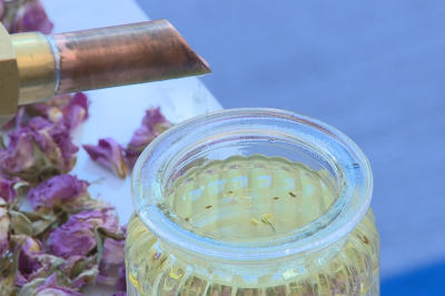 Розоварна която произвежда етерично масло от българска роза беше показана