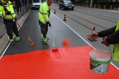 Нова настилка ще ограничава скоростта на автомобилите в столицата (Снимки)