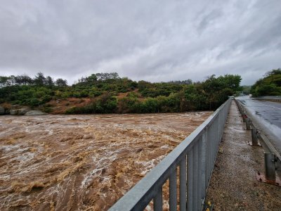Река Караагач излезе извън коритото си (Снимки)