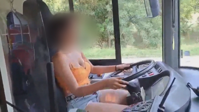 Неправоспособна жена шофира градски автобус в Перник, уволниха водача, който ѝ го е отстъпил