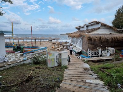 Обилните дъждове нанесоха щети върху плажа и постройките в района