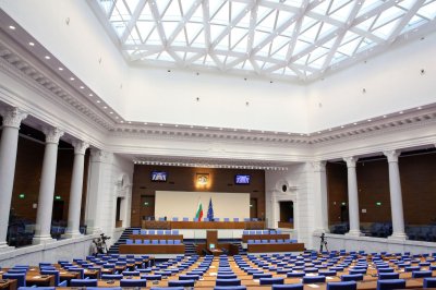 Народното събрание започва пленарната си сесия с блиц и парламентарен