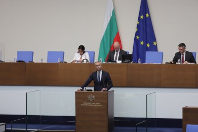 Председателят на Възраждане Костадин Костадинов с декларация от парламентарната трибуна