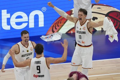 Германия изтръпна в края срещу Латвия, но 21 години по-късно отново е полуфиналист на световно първенство по баскетбол