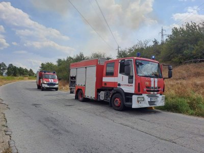 Пожар край Хисаря само на няколко километра от населени места