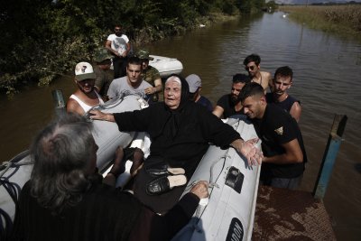 11 станаха жертвите на потопа в Гърция, продължава спасяването на блокирани хора