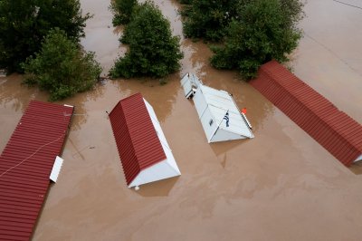 Остава тежка ситуацията след наводненията в Гърция които отнеха живота