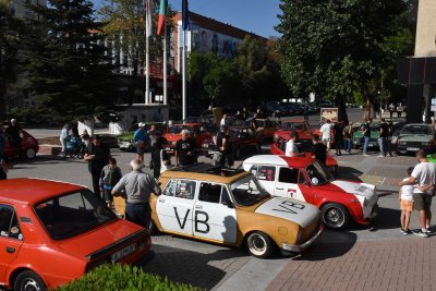 Изложение събра над 100 ретро автомобила в Хасково
