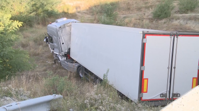 Камион падна в дере до магистрала "Струма", трима са леко пострадали