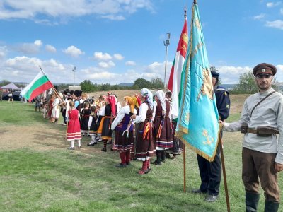 Исторически спектакъл "Българската армия от Аспарух до наши дни" в село Тополи (СНИМКИ)