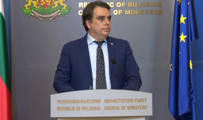 Министърът на финансите Асен Василев дава брифинг Гледайте на живо