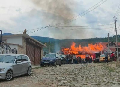 Пожар изпепели дърводелски цех, четирима са с изгаряния