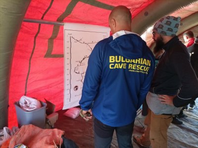 Български пещерни спасители участват в акция по спасяването на спелеолог в Турция, пострадал на 1000 м под земята