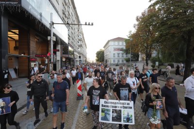 Близки на загинали на пътя протестираха в София