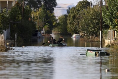 Продължава спасителната операция в наводнените райони на Гърция